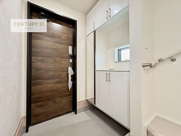 シューズボックス付きなので、玄関が片付きお掃除がしやすいです！スッキリした玄関で戸を開けた瞬間、清潔感のある心地いい空間が出迎えてくれます。