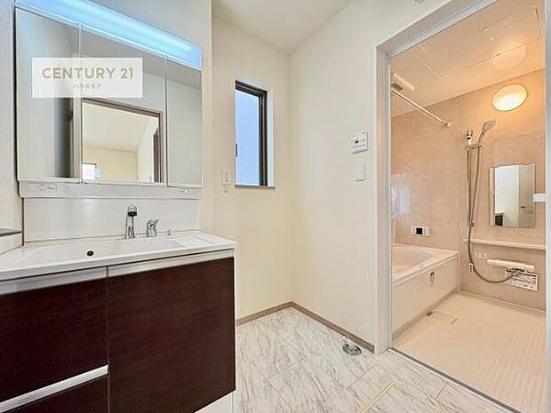 小窓付きの明るい洗面室です！湿気もすぐに入れ替えができて清潔に保つことができます！自然光が差し込むのでお化粧の仕上がりも良くなりますね！