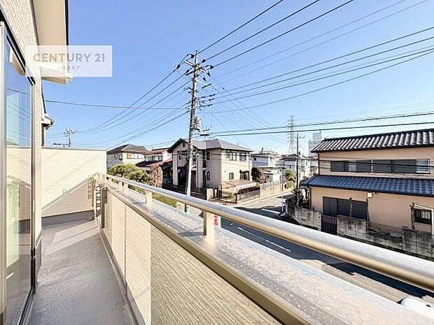 晴れた日には青い空を見渡せる開放的な時間を楽しめます。気持ちの良い風が通り抜ける街並みです！