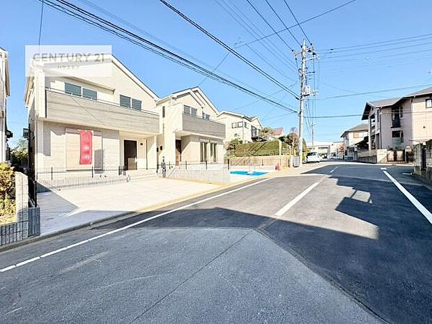前面道路8ｍ！陽当り良好な立地です。車庫入れが苦手な方も安心ですね。