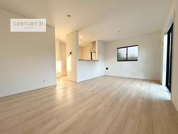 優しい陽だまりがリビングを包んでくれて居心地の良い空間を演出してくれます!自然と家族が集い会話が増える心地よい空間!