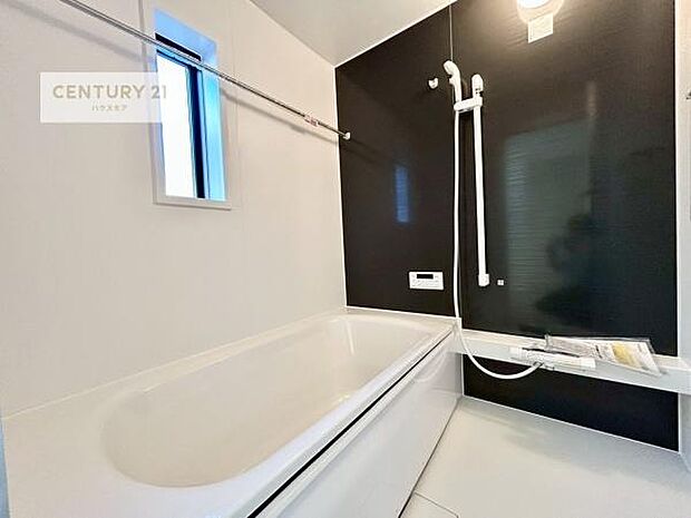 落ち着きある大人の雰囲気のバスルームは、シックなデザインでバスタイムが充実!お仕事頑張っているご褒美にお好みの匂いの入浴剤を入れて、楽しんでみてはいかがでしょうか?