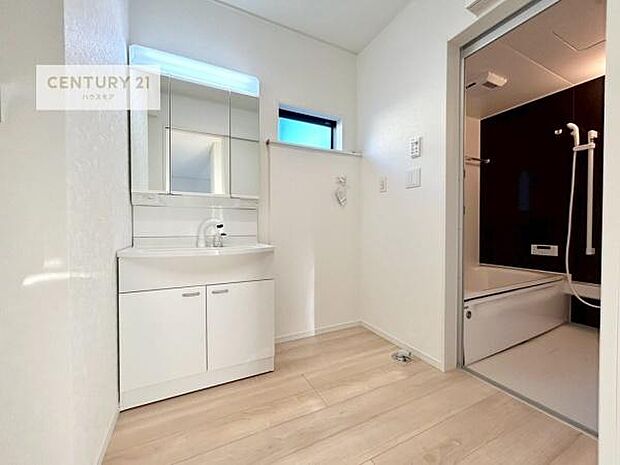 三面鏡仕様の洗面所は、身だしなみがしやすい造り!裏は収納になっています。ドライヤーやお化粧道具を片付けられるので洗面台周りをスッキリと見せることが出来ます!