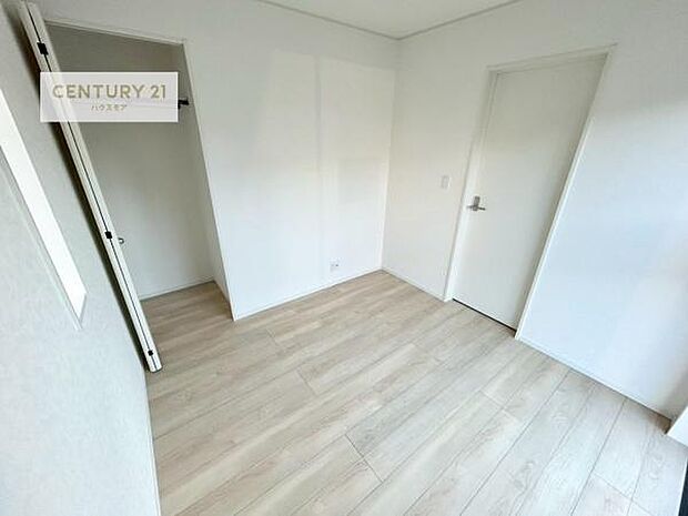 収納力に優れているからこそ、余計なモノを表に出さず、インテリアを美しくキープできます。シンプルで洗練された空間をお楽しみください。