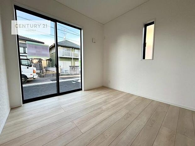 2面採光を確保した明るい室内は、風通しも良く、明るく大変居心地の良い空間となっております。リラックスして過ごせる心地の良いお部屋です!朝の目覚めがスッキリしますね!