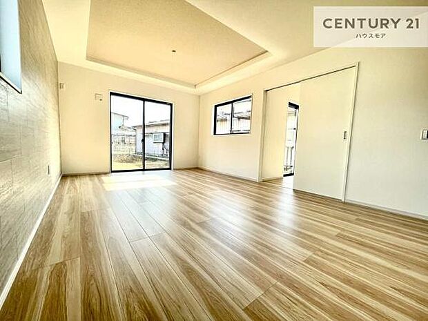 優しい陽だまりがリビングを包んでくれて居心地の良い空間を演出してくれます!くつろぎの時間を過ごせます!