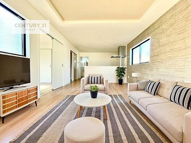 家具はCGパースです。心地良いリビングは家族が自然と集まります。家族団欒の時間が増えそうです。ご家族と、より一層充実した時間を過ごせそうですね。