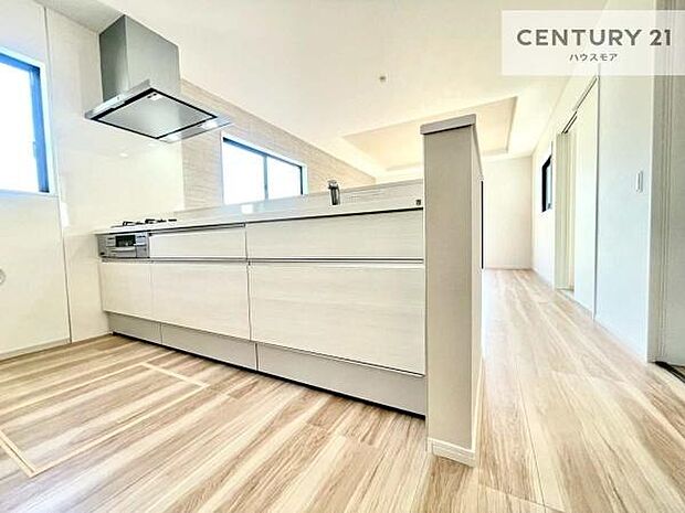 大人気の対面式システムキッチンを採用しています!ご家族のコミュニケーションが自然と増える設計です。お子様にも目が届くので嬉しいですね。広々使えて快適に作業が進みます。