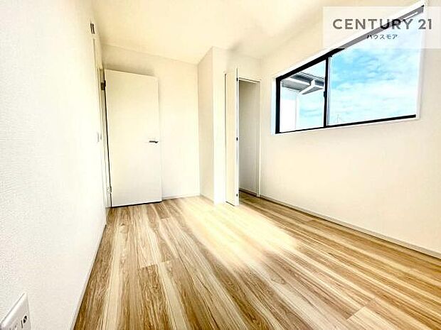 掃き出し窓がないお部屋は、お子様のお部屋としても安心です!収納スペースも充実しているので散らかったお部屋をサッと片付けられます!