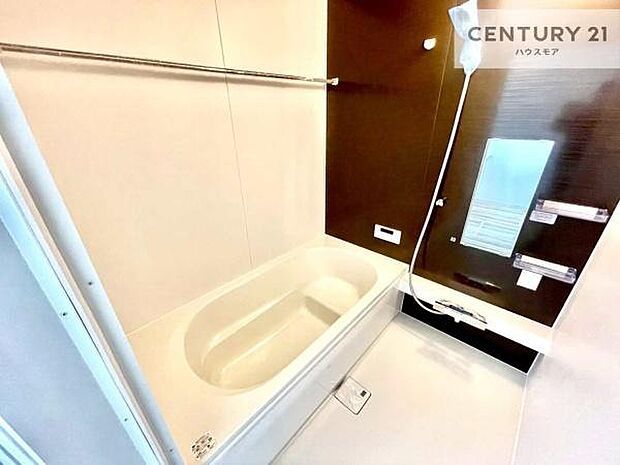 落ち着きある大人の雰囲気のバスルームは、シックなデザインでバスタイムが充実!お仕事頑張っているご褒美にお好みの匂いの入浴剤を入れて、楽しんでみてはいかがでしょうか?