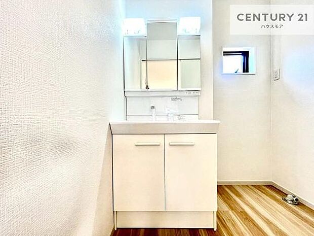 小窓付きの明るい洗面室です!湿気もすぐに入れ替えができて清潔に保つことができます!自然光が差し込むのでお化粧の仕上がりも良くなりますね!