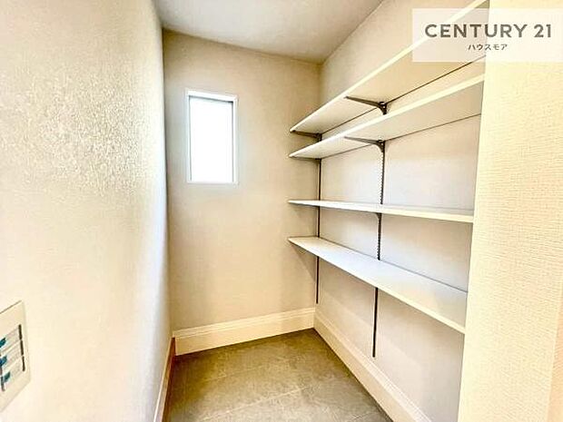 シューズインクローク付き!玄関収納が充実しています!靴だけでなくベビーカーや折り畳み自転車の収納にも!玄関周りがスッキリと片付きますね!