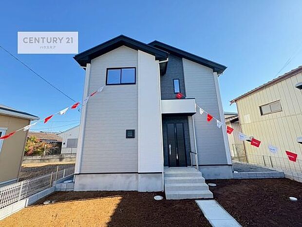 駐車スペースは3台分あります!セカンドカーはもちろん、バイクや自転車なども置き場所に困りません。