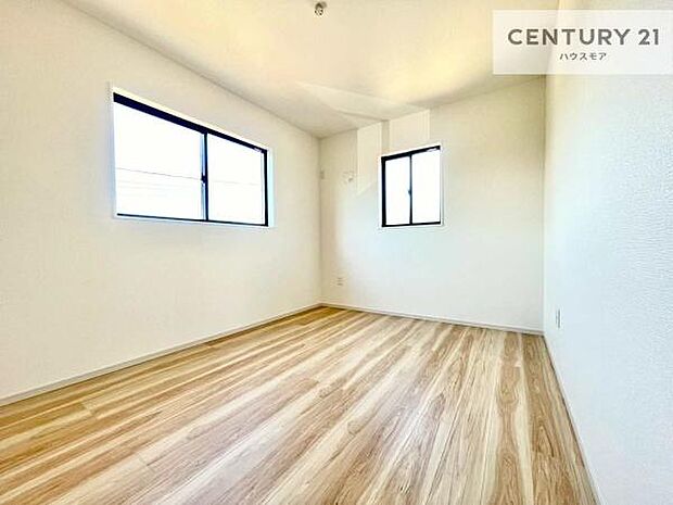 2面採光を確保した明るい室内は、風通しも良く、明るく大変居心地の良い空間となっております。リラックスして過ごせる心地の良いお部屋です!朝の目覚めがスッキリしますね!