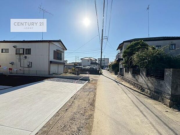 前面道路4m!陽当り良好な立地です。車庫入れが苦手な方も安心ですね。