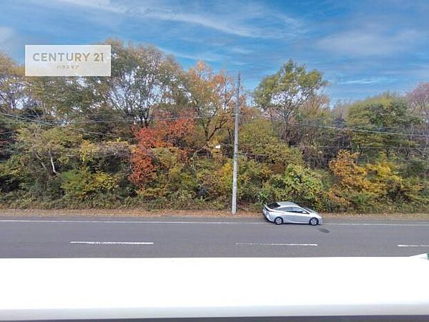 落ち着きある住宅街です！周囲には高い建物がなく、空が広く開放感があり、陽当たりを大きく遮られることもありません！気持ちの良い風が通り抜ける街並みです！