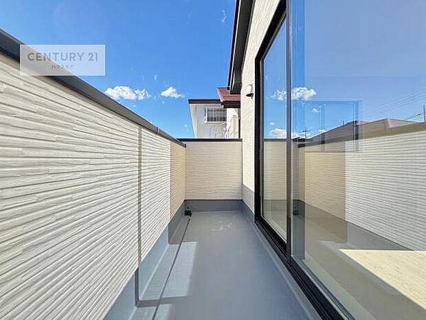 広々としているバルコニーです！お洗濯物を干すのはもちろん、風に当たりながらくつろぎタイムが送れます！