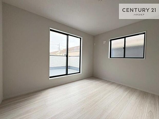 バルコニーに面している洋室です。明るく温もりがあり、換気もしっかりできます！朝起きて、外に出て背伸びをしつつ深呼吸をし良い朝を迎え入れることが出来そうですね！