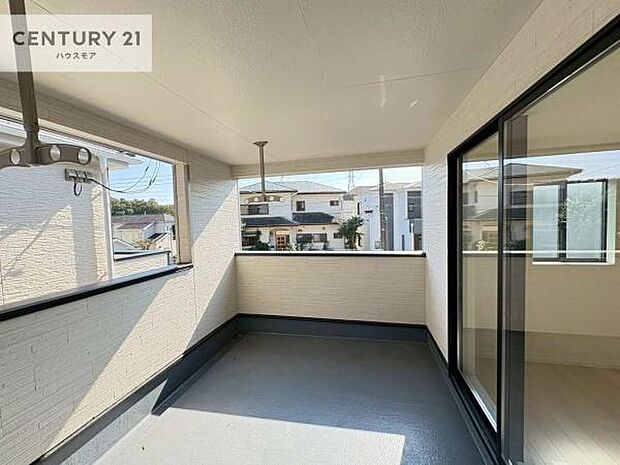 ルーフバルコニー！屋根が付いているので、急に雨が降っても濡れにくく安心！強い日差しもカットしてくれるので、お天気の良い日は、お外へ出て深呼吸するのもよさそうです！