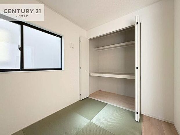 リビングと隣接した和室です！家事の休憩スペースやキッズスペースとして活用するのもよさそうですね！和室の使い方は無限大！収納スペースもたっぷりです！