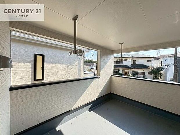 落ち着きある住宅街です！周囲には高い建物がなく、空が広く開放感があり、陽当たりを大きく遮られることもありません！気持ちの良い風が通り抜ける街並みです！