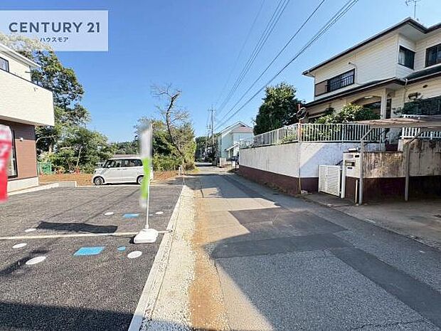 前面道路は4.5ｍ！陽当り良好な立地です。車庫入れが苦手な方も安心ですね。