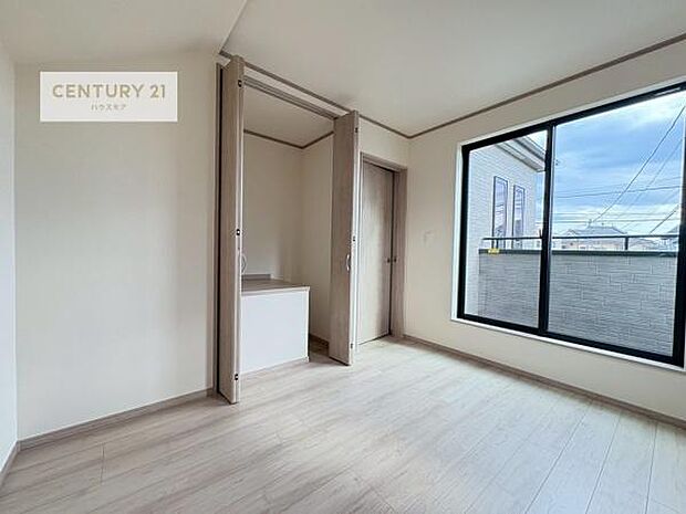 バルコニーに面している洋室です。明るく温もりがあり、換気もしっかりできます！朝起きて、外に出て背伸びをしつつ深呼吸をし良い朝を迎え入れることが出来そうですね！