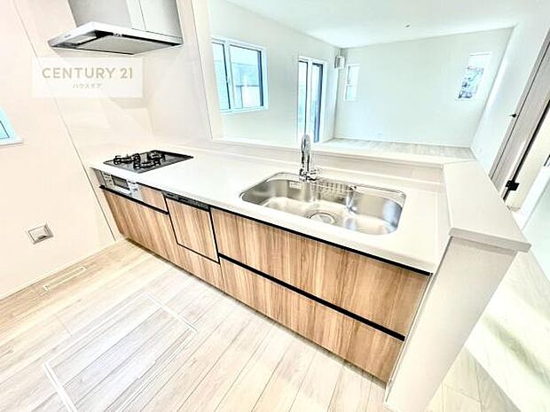 大人気の対面式システムキッチンを採用しています！ご家族のコミュニケーションが自然と増える設計です。お子様にも目が届くので嬉しいですね。収納力もあります！