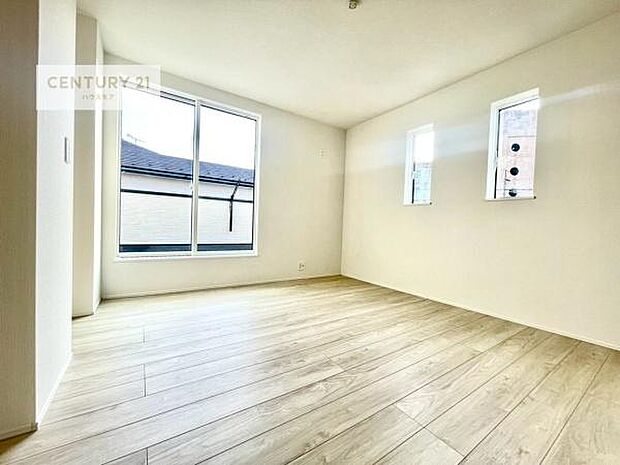 バルコニーに面している洋室です。明るく温もりがあり、換気もしっかりできます！朝起きて、外に出て背伸びをしつつ深呼吸をし良い朝を迎え入れることが出来そうですね！