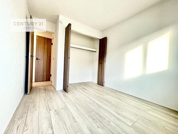 掃き出し窓がないお部屋は、お子様のお部屋としても安心です！収納スペースも充実しているので散らかったお部屋をサッと片付けられます！