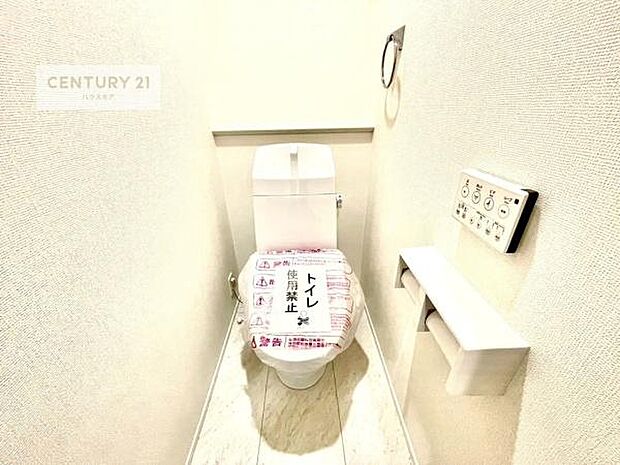 1・2階にトイレがございます!朝の忙しい時間帯も待たずにすみそうですね。白を基調とした清潔感のあるトイレでお手入れがしやすいです!
