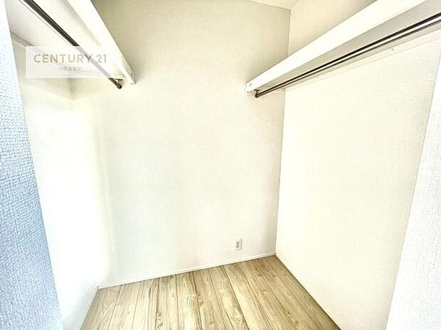 ウォークインクローゼット付きです。たくさんのお洋服などを収納しておけそうですね！他にも扇風機や加湿器など季節物の大きな家電も収納できます。