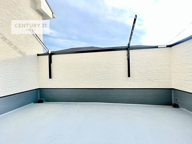 ルーフバルコニー！屋根が付いているので、急に雨が降っても濡れにくく安心！強い日差しもカットしてくれるので、お天気の良い日は、お外へ出て深呼吸するのもよさそうです！