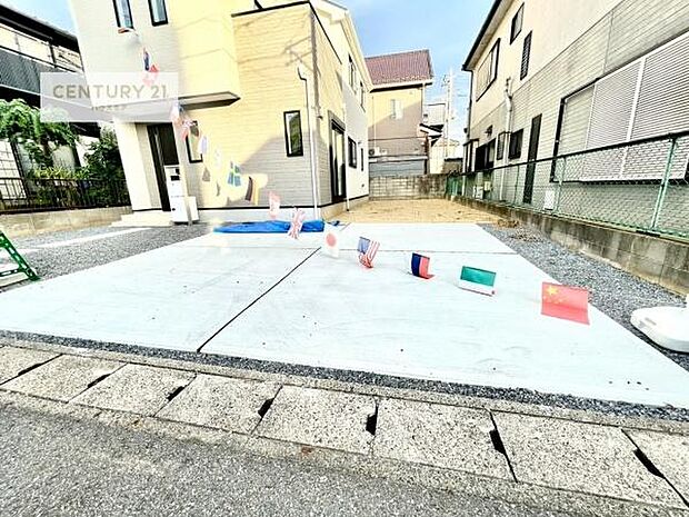 駐車スペースは2台分あります!セカンドカーはもちろん、バイクや自転車なども置き場所に困りません。