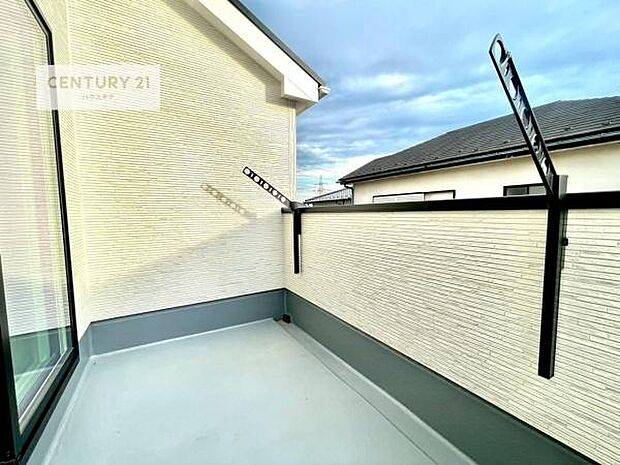 落ち着きある住宅街です!周囲には高い建物がなく、空が広く開放感があり、陽当たりを大きく遮られることもありません!気持ちの良い風が通り抜ける街並みです!