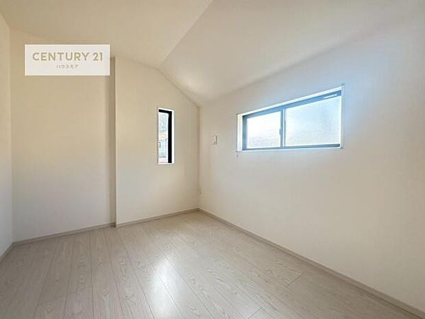 2面採光を確保した明るい室内は、風通しも良く、明るく大変居心地の良い空間となっております。リラックスして過ごせる心地の良いお部屋です！朝の目覚めがスッキリしますね！