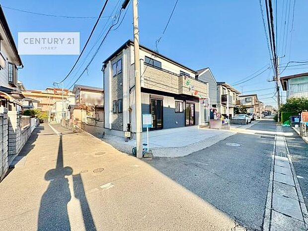 前面道路は4ｍ×4ｍ！陽当り良好な立地です。車庫入れが苦手な方も安心ですね。