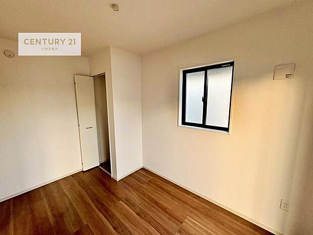 収納スペースを完備しており、衣類やおもちゃ、学用品などをすっきり整理できます。お部屋を広く使えるため、快適で整った住空間を実現します。