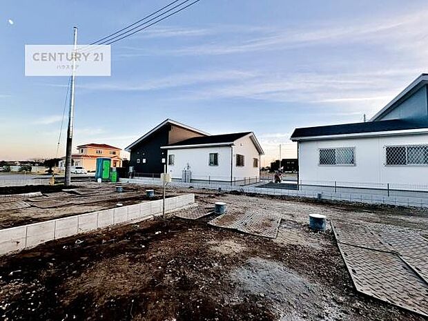 落ち着きある住宅街です！周囲には高い建物がなく、空が広く開放感があり、陽当たりを大きく遮られることもありません！気持ちの良い風が通り抜ける街並みです！