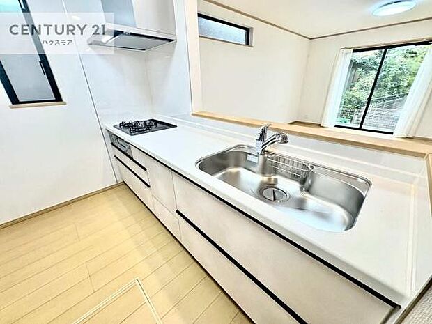 大人気の対面式システムキッチンを採用しています！ご家族のコミュニケーションが自然と増える設計です。お子様にも目が届くので嬉しいですね。収納力もあります！