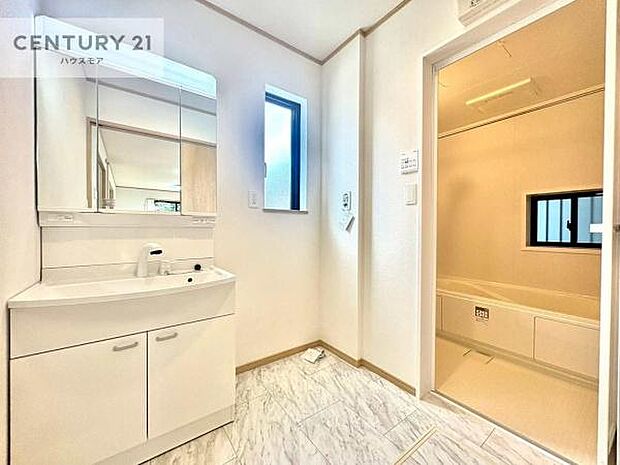 小窓付きの明るい洗面室です！湿気もすぐに入れ替えができて清潔に保つことができます！自然光が差し込むのでお化粧の仕上がりも良くなりますね！