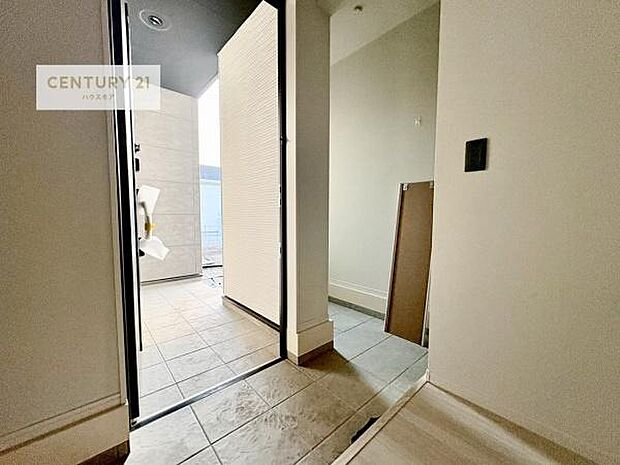 玄関収納が充実しているので、玄関周りがスッキリ片付き来客時に靴の置き場に困りません！