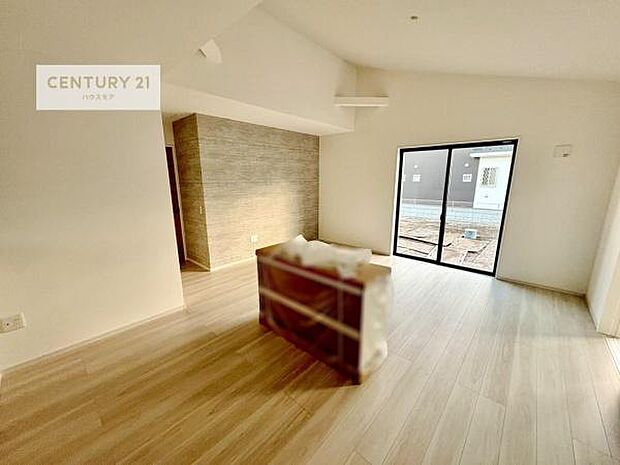 大きな窓からたっぷりの陽ざしが入る明るいリビング。開放感のあるリビングで家族団らんのくつろぎの時間を過ごせます。