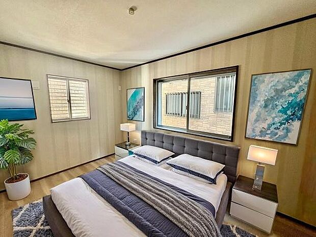 家具はCGパースです。バルコニーに面している洋室です。明るく温もりがあり、換気もしっかりできます！朝起きて、外に出て背伸びをしつつ深呼吸をし良い朝を迎え入れることが出来そうですね！