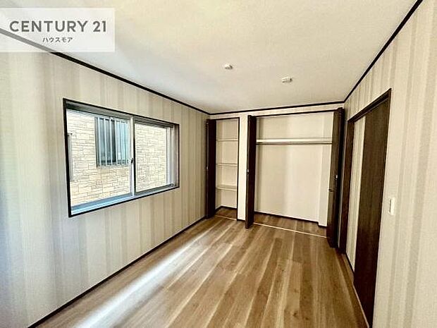 掃き出し窓がないお部屋は、お子様のお部屋としても安心です！収納スペースも充実しているので散らかったお部屋をサッと片付けられます！