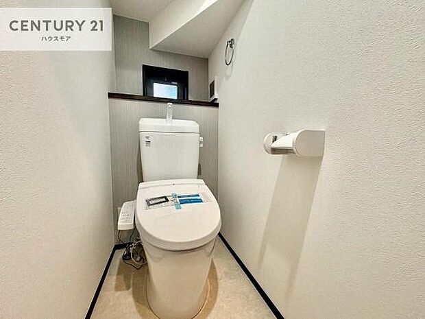 1・2階にトイレがございます！朝の忙しい時間帯も待たずにすみそうですね。白を基調とした清潔感のあるトイレでお手入れがしやすいです！