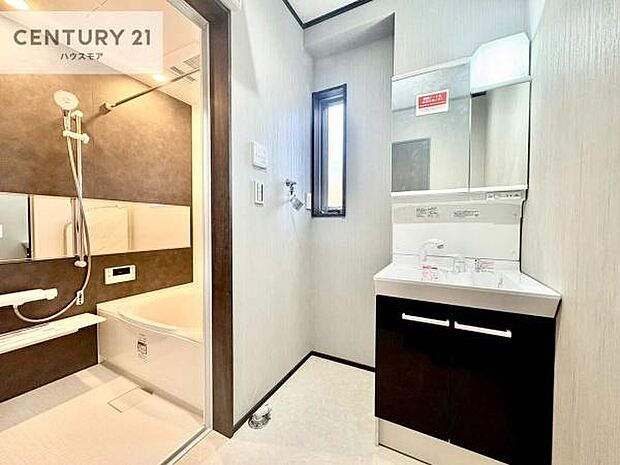 三面鏡仕様の洗面所は、身だしなみがしやすい造り！裏は収納になっています。ドライヤーやお化粧道具を片付けられるので洗面台周りをスッキリと見せることが出来ます！