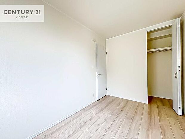 掃き出し窓がないお部屋は、お子様のお部屋としても安心です！収納スペースも充実しているので散らかったお部屋をサッと片付けられます！