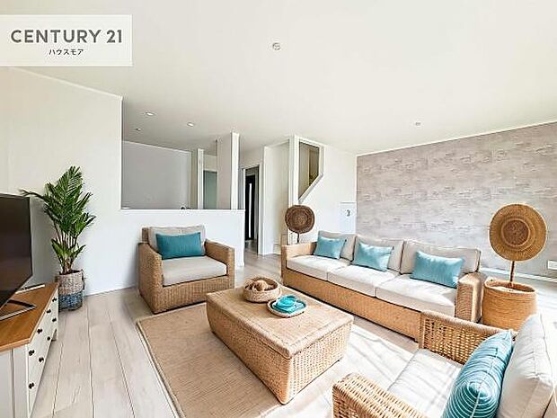 家具はCGパースです。心地良いリビングは家族が自然と集まります。家族団欒の時間が増えそうです。ご家族と、より一層充実した時間を過ごせそうですね。明るく開放的な空間です。