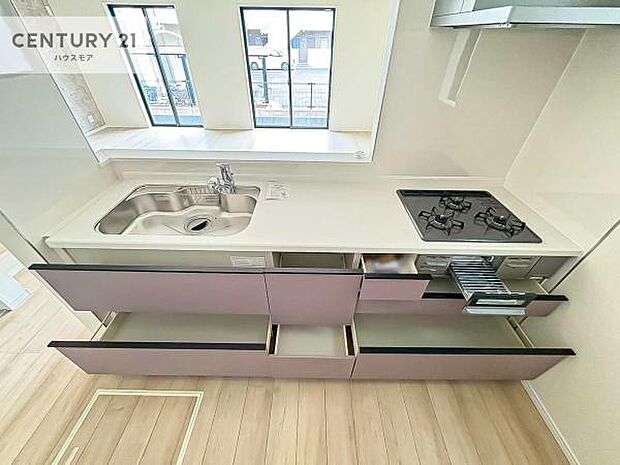 収納スペースが豊富で、調理スペースがスッキリと片付きひろ〜く活用できます!快適に作業ができます!毎日の料理が捗ります!